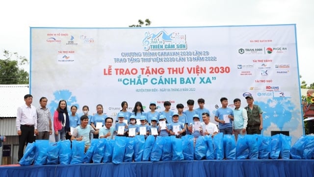 CLB Doanh nhân 2030 trao tặng thư viện Xanh tại An Giang