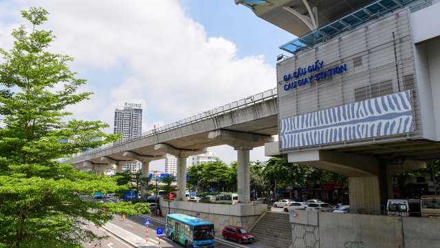 Người dân Hà Nội sử dụng tàu điện chưa nhiều, vì sao?