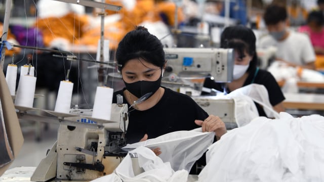Rủi ro thuế quan đẩy ngành sản xuất Việt Nam vào đà suy giảm