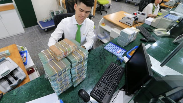 Ngân hàng 'sống khỏe' nhờ thu nhập ngoài lãi, bất chấp NIM suy giảm