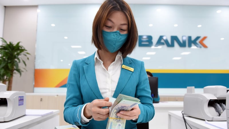 Ngành ngân hàng tìm lời giải tăng trưởng giữa 'lằn ranh' nợ xấu