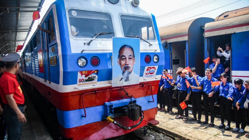 Khoảnh khắc hai Đoàn tàu Thống Nhất gặp nhau tại Đà Nẵng 
