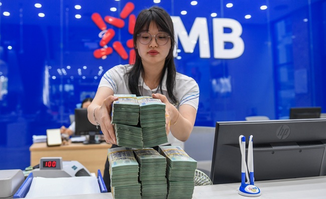 Áp lực đằng sau đà bơm tiền của ngân hàng vào nền kinh tế