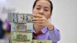 Lãi suất liên ngân hàng giảm nhẹ, tỷ giá USD chịu áp lực trước thuế quan