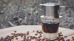 Mưa kéo dài, thu hoạch chậm, giá cà phê tăng mạnh