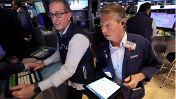 Phố Wall lao dốc khi lợi suất trái phiếu Mỹ tăng vọt, Dow Jones bốc hơi hơn 800 điểm