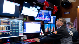 Kế hoạch tránh bị hủy niêm yết doanh nghiệp trên sàn Mỹ: Mua memecoin của Trump