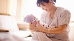 Từ 1/7/2025: Chồng được nghỉ chăm vợ sinh con trong 60 ngày đầu sau sinh
