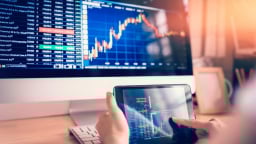 VN-Index 'xanh vỏ đỏ lòng', thị trường châu Á khởi sắc