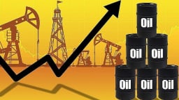 Giá dầu tăng mạnh lên 3%
