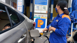 Giá xăng RON95-III tăng vượt ngưỡng 20.000 đồng/lít từ 15h chiều nay
