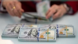 Vì sao Ngân hàng tăng giá bán USD lên kịch trần?