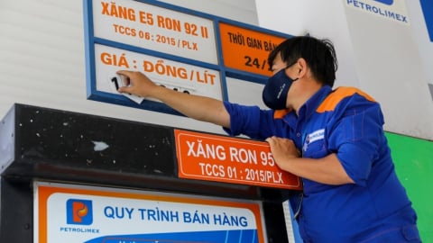 Giá xăng dầu giảm mạnh, xăng RON95 dưới 20.500 đồng thấp nhất trong hơn 3 năm qua