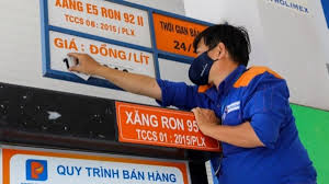Giá xăng tiếp đà giảm, RON 95 xuống dưới 19.000 đồng/lít từ 15h chiều nay
