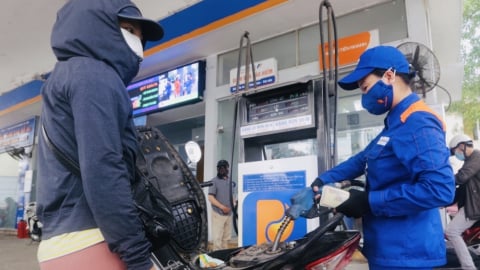 Giá xăng tăng vọt, xăng RON95 tăng vượt mốc 19.000 đồng/lít từ 15h hôm nay