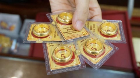 Giá vàng SJC tăng lên 121 triệu đồng/lượng, chênh lệch vàng thế giới hơn 16 triệu đồng 