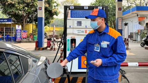 Giá xăng giảm nhẹ, giá dầu tăng từ 15h00 chiều nay 