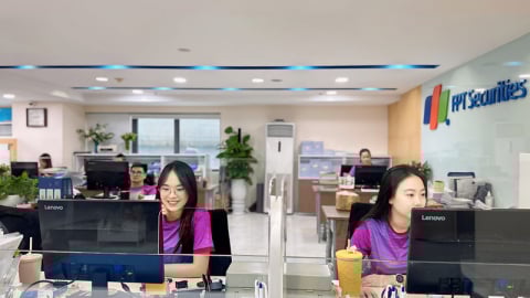 FPTS: Doanh thu môi giới giảm 36,7%, một Phó Tổng Giám đốc xin từ nhiệm