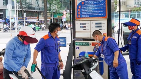 Giá xăng bật tăng trở lại từ 15h chiều nay