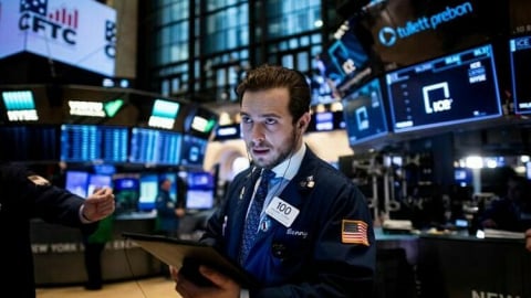 Chứng khoán Mỹ rung lắc trong ngày đầu thuế quan của ông Trump áp dụng