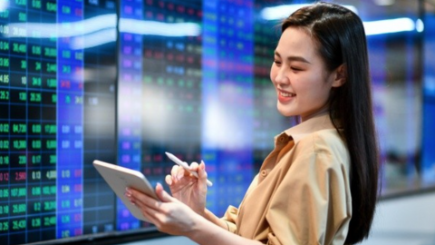 VN-Index tăng hơn 17 điểm vẫn chưa chạm mốc lịch sử 1.900