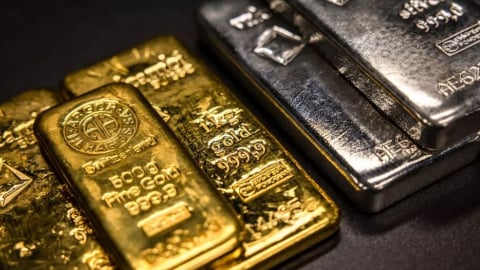 Giá bạc giảm hơn 6%, vàng mất mốc 4.000 USD/ounce