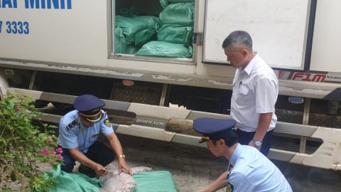 Lạng Sơn: Bắt giữ 4 tấn chân gà thâm đen, chảy nước đang trên đường đi tiêu thụ