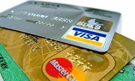 Ngân hàng kêu Visa và Mastercard thu phí chồng phí