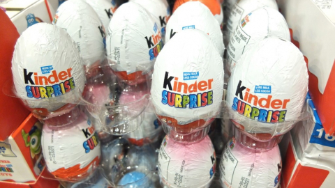Kiểm nghiệm kẹo trứng Kinder Surprise sau nghi ngờ nhiễm khuẩn salmonella