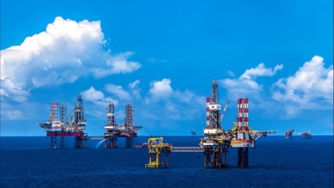 Giá dầu thô thế giới đảo chiều tăng mạnh 