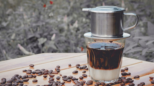 Mưa kéo dài, thu hoạch chậm, giá cà phê tăng mạnh
