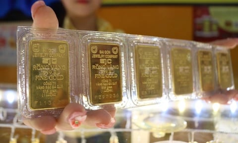 Giá vàng sáng ngày 26/8 leo đỉnh 127,7 triệu đồng/lượng tiến về mốc 128 triệu đồng?