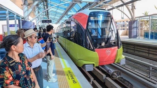Metro Nhổn-Ga Hà Nội đón lượng khách cuối tuần phá vỡ 'kỷ lục'