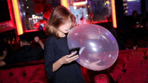 Thiếu nữ 15 tuổi tổn thương thần kinh tủy sống cổ sau 10 ngày sử dụng bóng cười liên tục