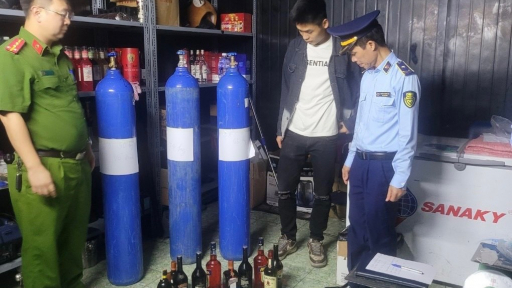 Quảng Ninh: Tạm giữ 12.000 quả bóng và trên 100 bình khí NO2 dùng sản xuất bóng cười