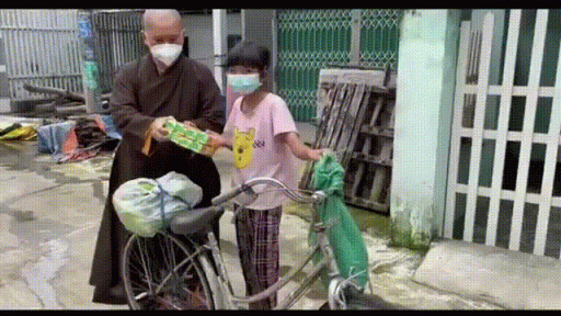 Xót xa trước hoàn cảnh cháu bé chạy theo sư thầy xin sữa cho em 2 tuổi