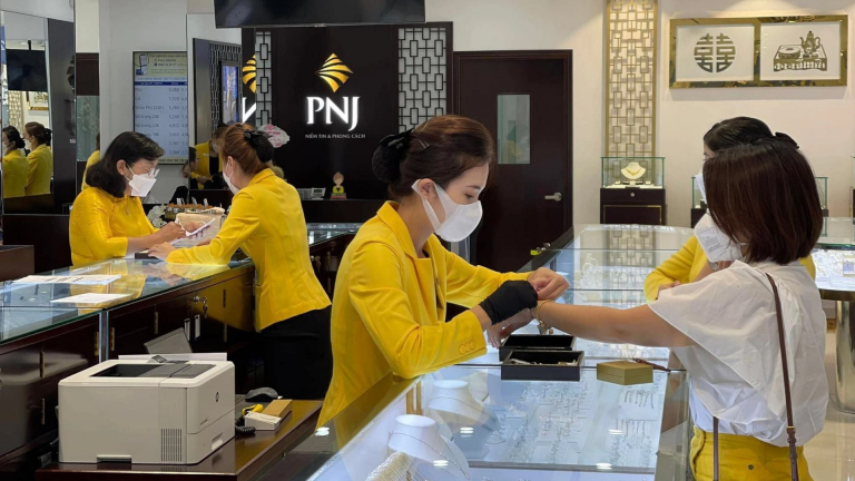 Thắng lớn ngày Vía Thần Tài và Valentine, PNJ dự kiến doanh thu thuần năm 2025 'đi lùi'