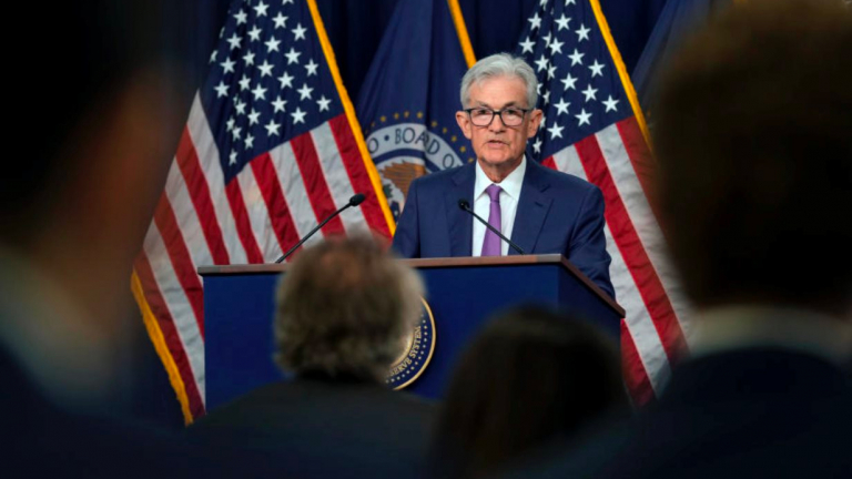 Fed giữ nguyên lãi suất, dự báo cắt giảm 2 lần trong năm 2025