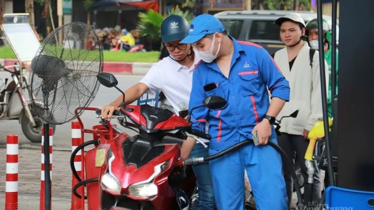 Giá xăng giảm sâu, xuống dưới 19.000 đồng/lít từ 15h chiều nay