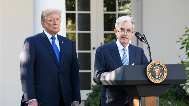 Fed giữ nguyên lãi suất, ông Trump gọi Chủ tịch Fed là 'kẻ ngốc'