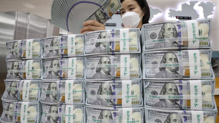 Tỷ giá USD ngày 12/5 trong nước đứng yên, thế giới biến động