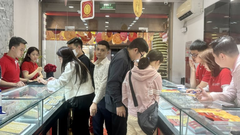 Thủ tướng: Khẩn trương thực hiện ngay các giải pháp ổn định thị trường vàng