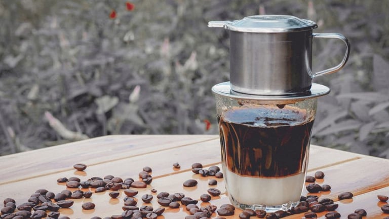 Mưa kéo dài, thu hoạch chậm, giá cà phê tăng mạnh