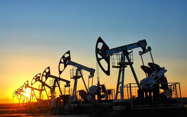 Giá dầu tăng vọt trước giờ 'G' quyết định sản lượng từ OPEC+