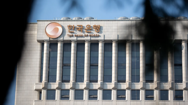 BOK hạ lãi suất xuống 2,5%, đối mặt tình hình bất ổn chính trị kéo dài và mức thuế quan áp đảo của Trump