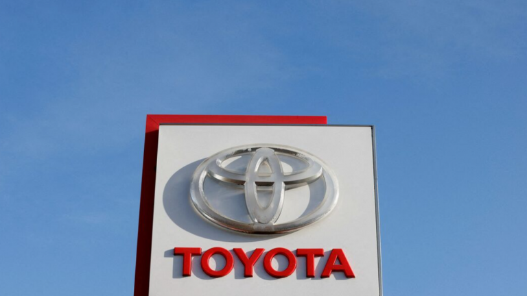 Cổ phiếu Toyota Industries lao dốc sau khi đề nghị mua lại từ công ty mẹ gây thất vọng