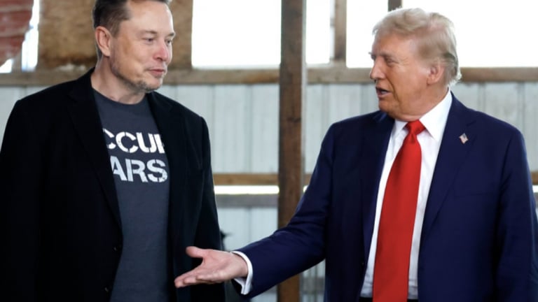 Ông Trump và Elon Musk vừa tranh cãi đã thổi bay 152 tỷ USD vốn hóa Tesla