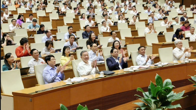 Lần đầu tiên nước ta chính thức có chính quyền địa phương 2 cấp
