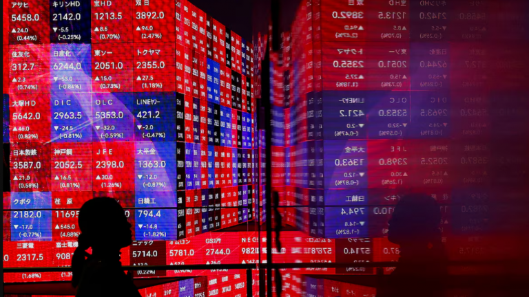 Chứng khoán châu Á chững lại, đồng USD trượt giá sau khi Trump công kích Chủ tịch Fed