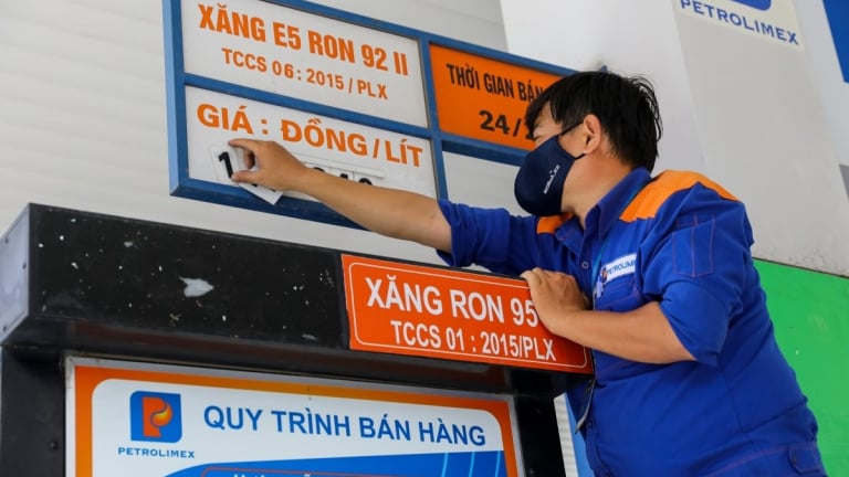  Giá xăng tăng từ 15h hôm nay 10/7, xăng RON95 vượt 20.000 đồng/lít